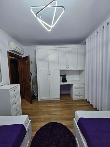 Tirane, jepet me qera apartament 3+1 Kati 3, 145 m² 1.200 € (Kopshti Botanik)