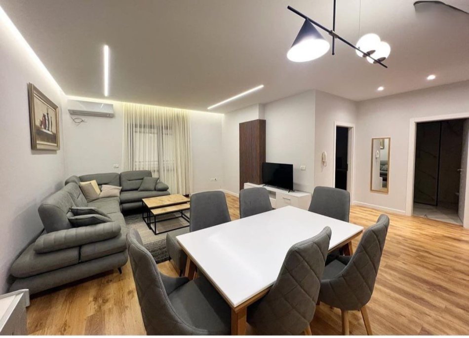 Tirane, shitet apartament 1+1+Ballkon Kati 4, 75 m² 165.000 € (Komuna e Parisit)