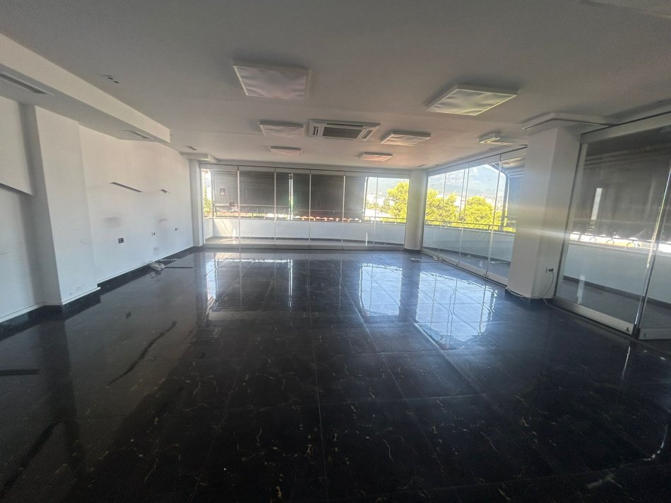 Tirane, jepet me qera 2+1 Kati 2, 141 m² (Rruga Bardhyl)