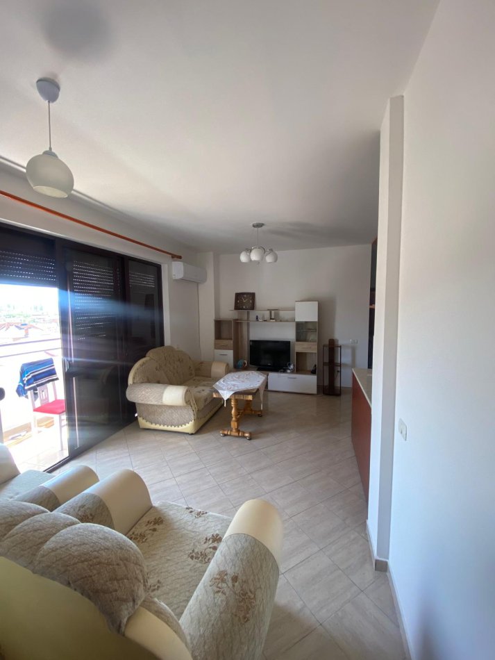 Tirane, jepet me qera apartament 2+1+Ballkon , 470 € (kinostudio)