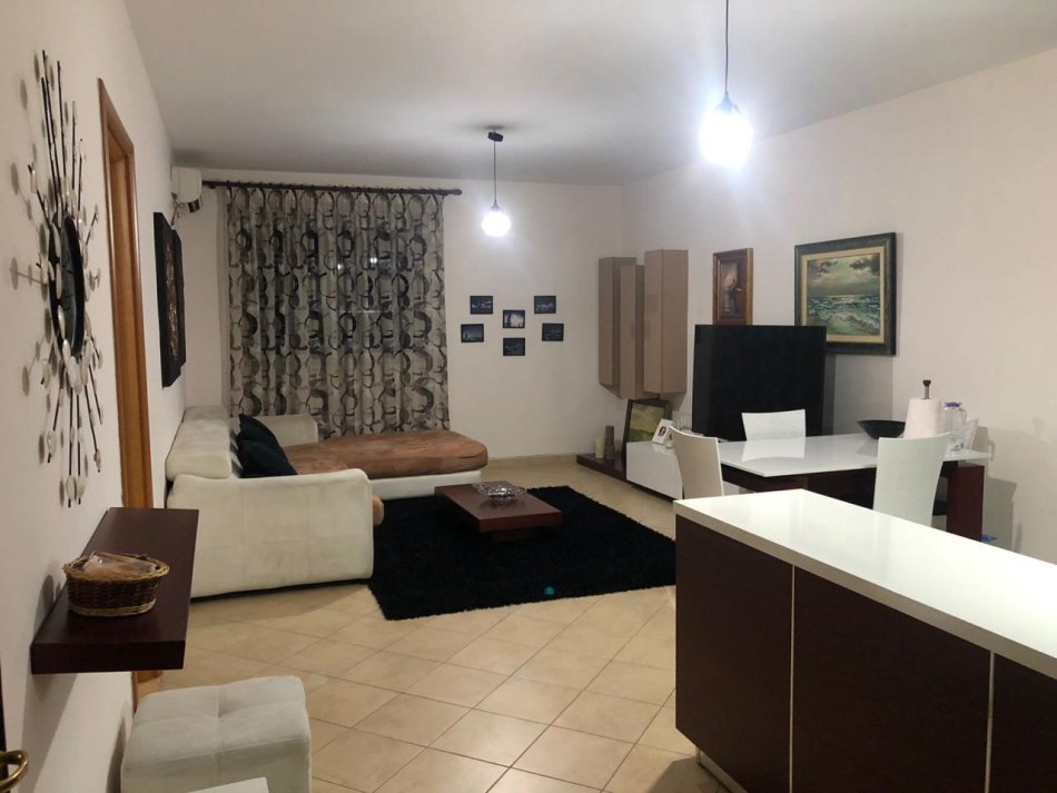 Tirane, jepet me qera apartament 1+1 Kati 3, 65 m² 330 € (astir)