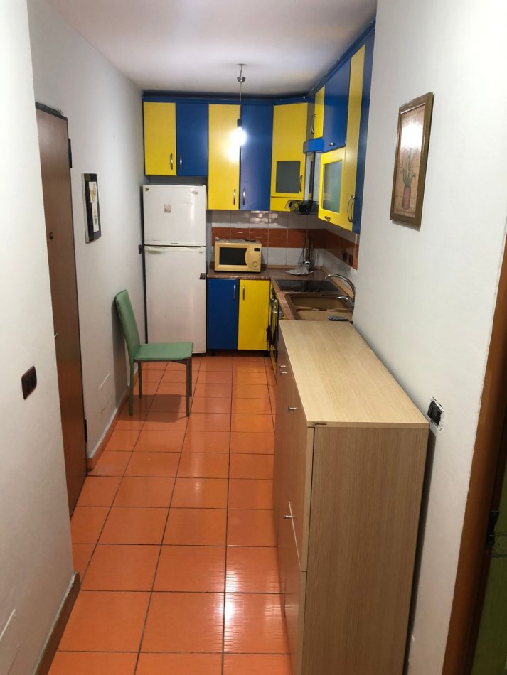 Tirane, jepet me qera apartament 2+1+Ballkon Kati 3, 170 m² 500 € (Laprake)
