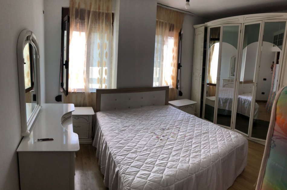 Tirane, jepet me qera apartament 2+1+Ballkon Kati 3, 170 m² 500 € (Laprake)