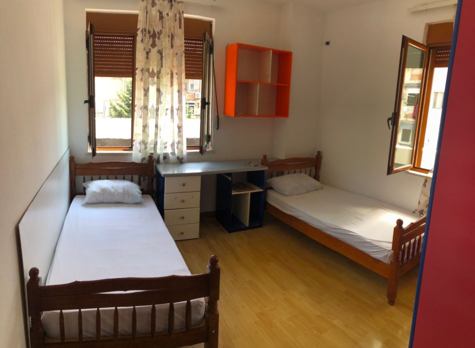 Tirane, jepet me qera apartament 2+1+Ballkon Kati 3, 170 m² 500 € (Laprake)