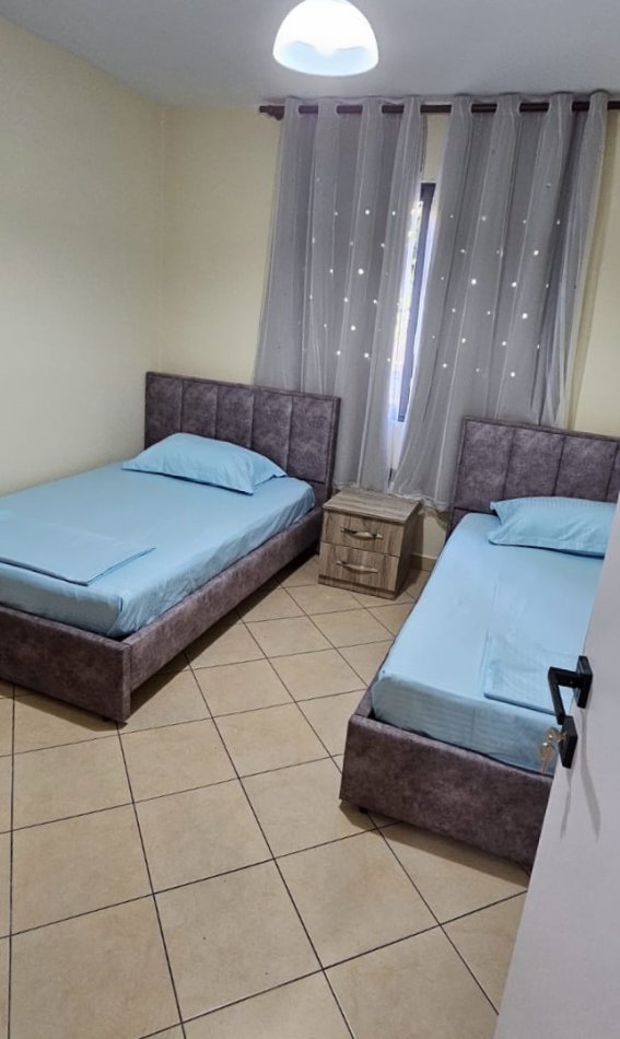 Tirane, jepet me qera apartament 2+1+Ballkon Kati 1, 78 m² 400 € (kinostudio)