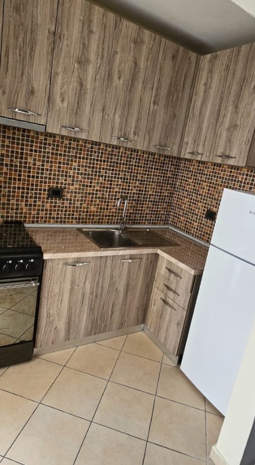 Tirane, jepet me qera apartament 2+1+Ballkon Kati 1, 78 m² 400 € (kinostudio)