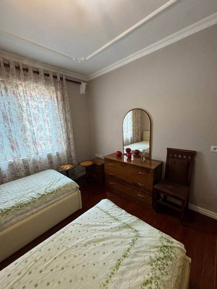 Tirane, jepet me qera apartament 2+1+Ballkon Kati 3, 108 m² 1.000 € (Libri Universitar)