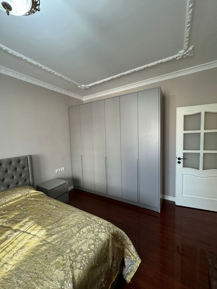 Tirane, jepet me qera apartament 2+1+Ballkon Kati 3, 108 m² 1.000 € (Libri Universitar)