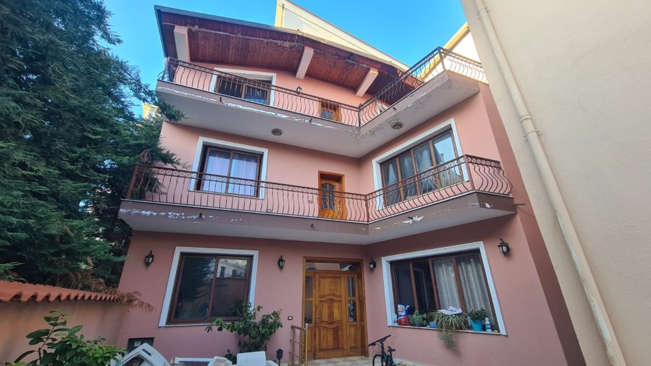 Tirane, jepet me qera Vile 3 Katshe Kati 3, 780 m² 1.600 € (Rruga Mine Peza)