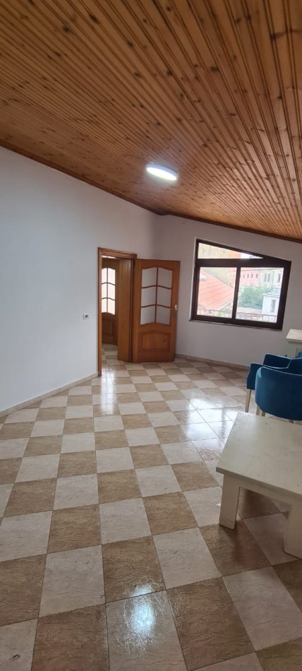Tirane, jepet me qera Vile 3 Katshe Kati 3, 780 m² 1.600 € (Rruga Mine Peza)