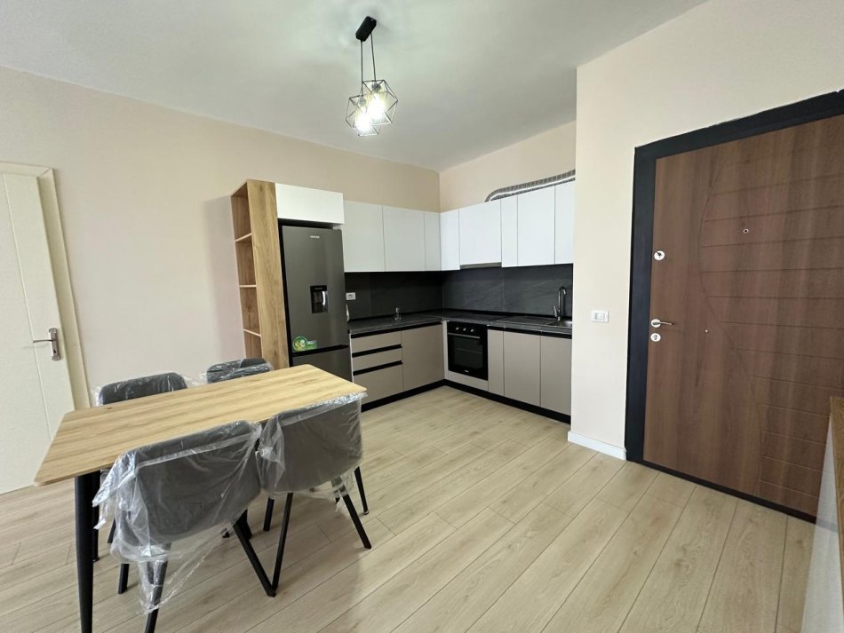 Tirane, jepet me qera apartament 2+1 Kati 8, 103 m² 550 € (Fusha e Aviacionit)