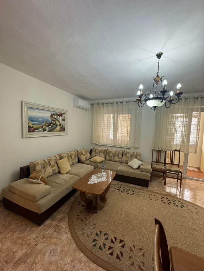 Tirane, Apartament 1+1  me qira Kati 1, 82 m² 550 € ( Sheshi Willson)