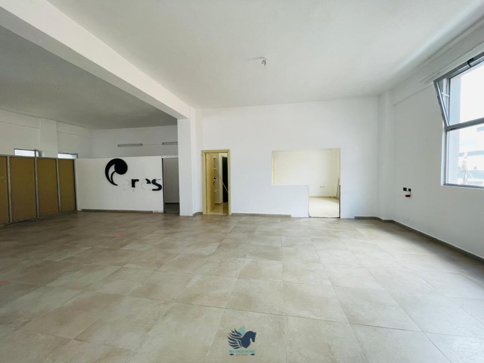 Tirane, jepet me qera magazine Kati 2, 430 m² 1.200 € (Jepet Me Qera Magazine Ne Sauk Te Ri [ID PM015])