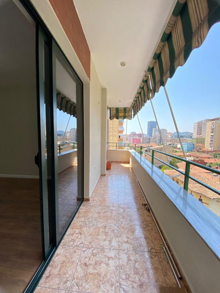 Tirane, shitet apartament 2+1+Ballkon Kati 5, 90 m² 185.000 € (Rruga Saraçëve)