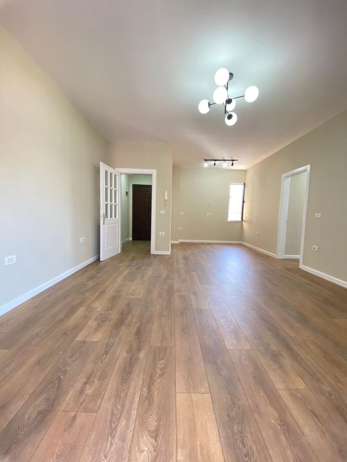 Tirane, shitet apartament 2+1+Ballkon Kati 5, 90 m² 185.000 € (Rruga Saraçëve)