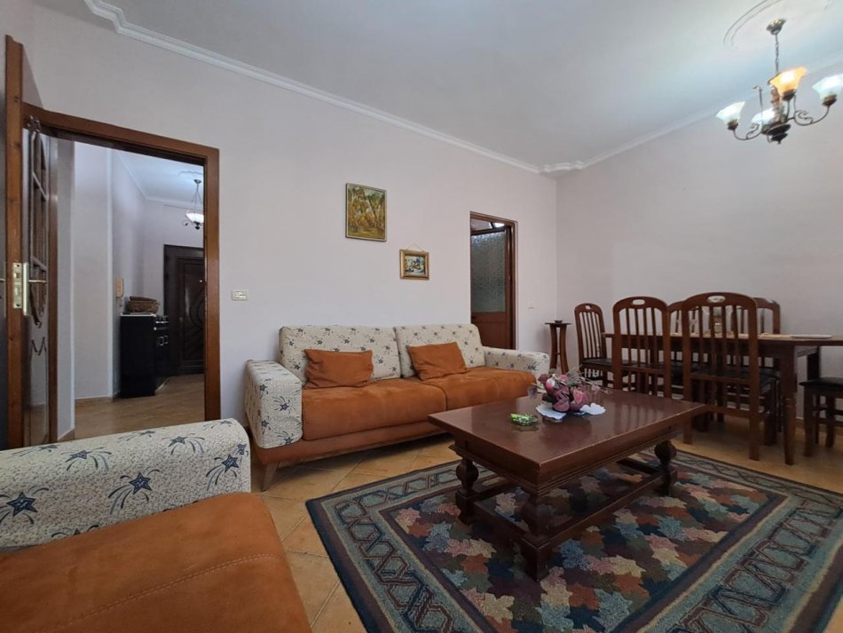 Tirane, jepet me qera 2+1+Ballkon Kati 5, 79 m² 600 € (Pranë 9-Katësheve, afër Prokurorisë)