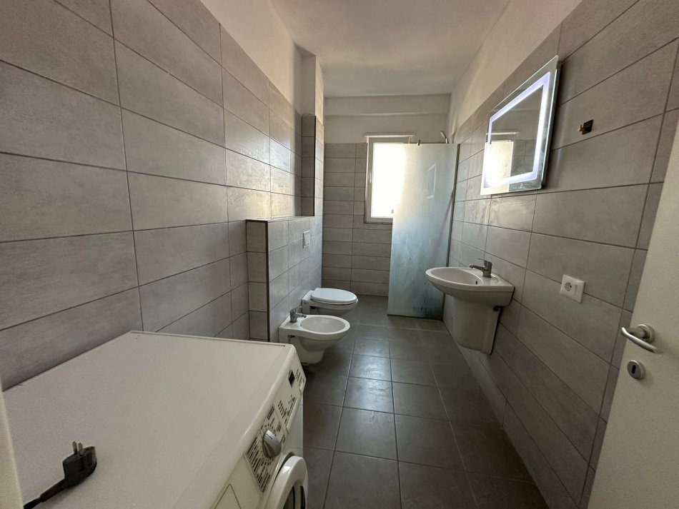Tirane, jepet me qera apartament 1+1+Ballkon Kati 3, 75 m² 380 € (rruga sokrat miho)