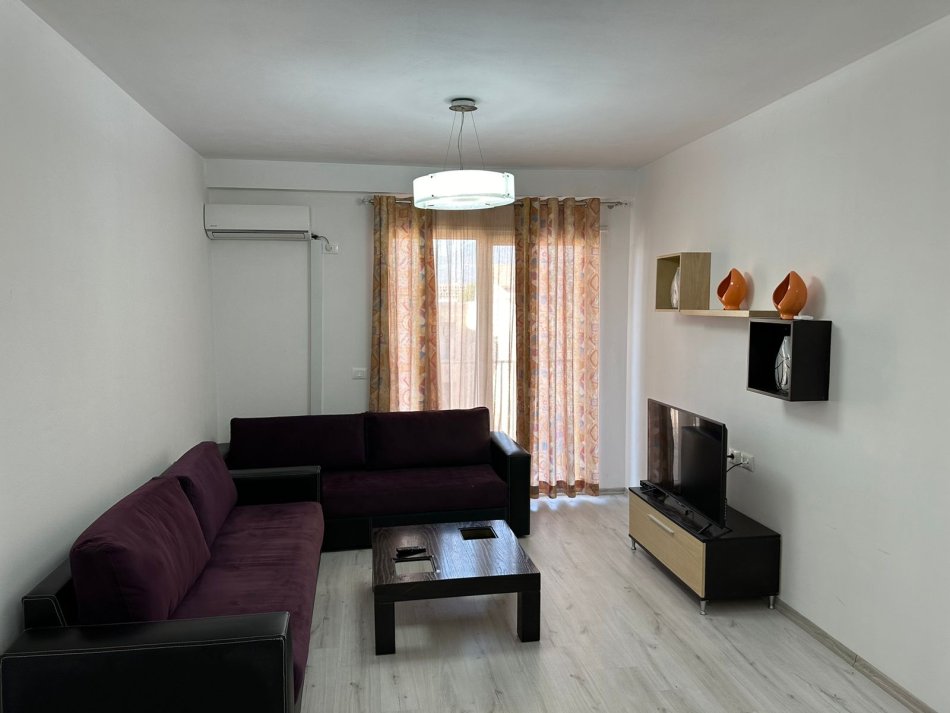 Tirane, jepet me qera apartament 1+1+Ballkon Kati 3, 75 m² 380 € (rruga sokrat miho)