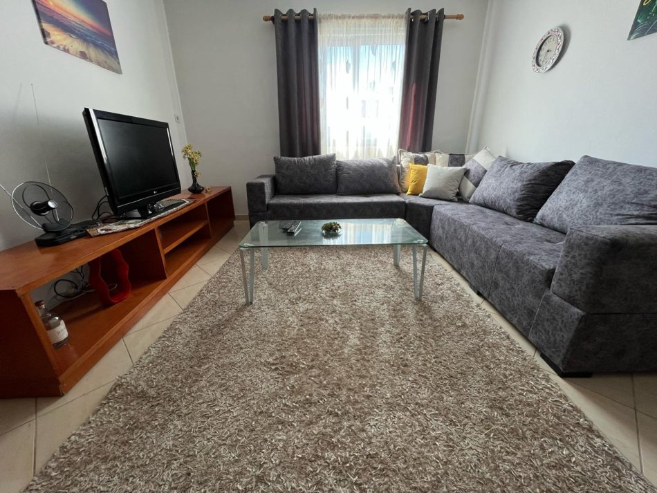 Tirane, jepet me qera apartament 2+1 Kati 8, 85 m² 400 € (astir)