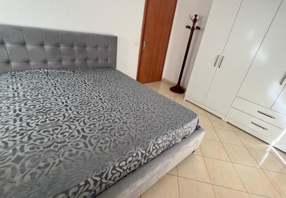 Tirane, jepet me qera apartament 2+1+Ballkon , 85 m² 400 € (Astir)