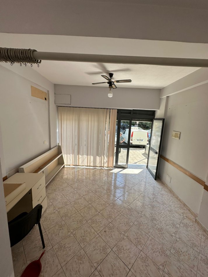 Tirane, jepet me qera dyqan Kati 0, 28 m² 350 € (Square 21)
