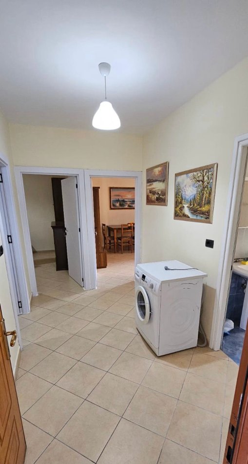 Tirane, jepet me qera apartament 2+1 Kati 1, 77 m² 400 € (Rruga Xhanfize Keko)
