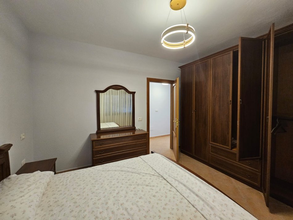 Tirane, jepet me qera apartament 2+1 Kati 3, 117 m² 700 € (Rruga Himë Kolli Tiranë,Shqipëria)