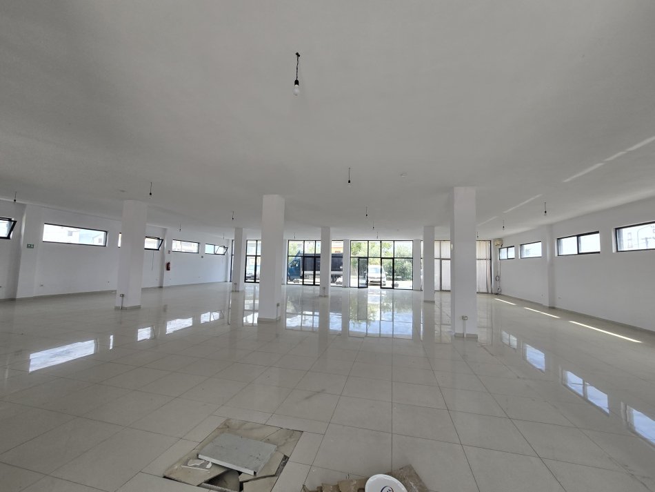 Tirane, jepet me qera magazine Kati 3, 3.000 m² 2.500 € (Laknas Prane Rinasit)