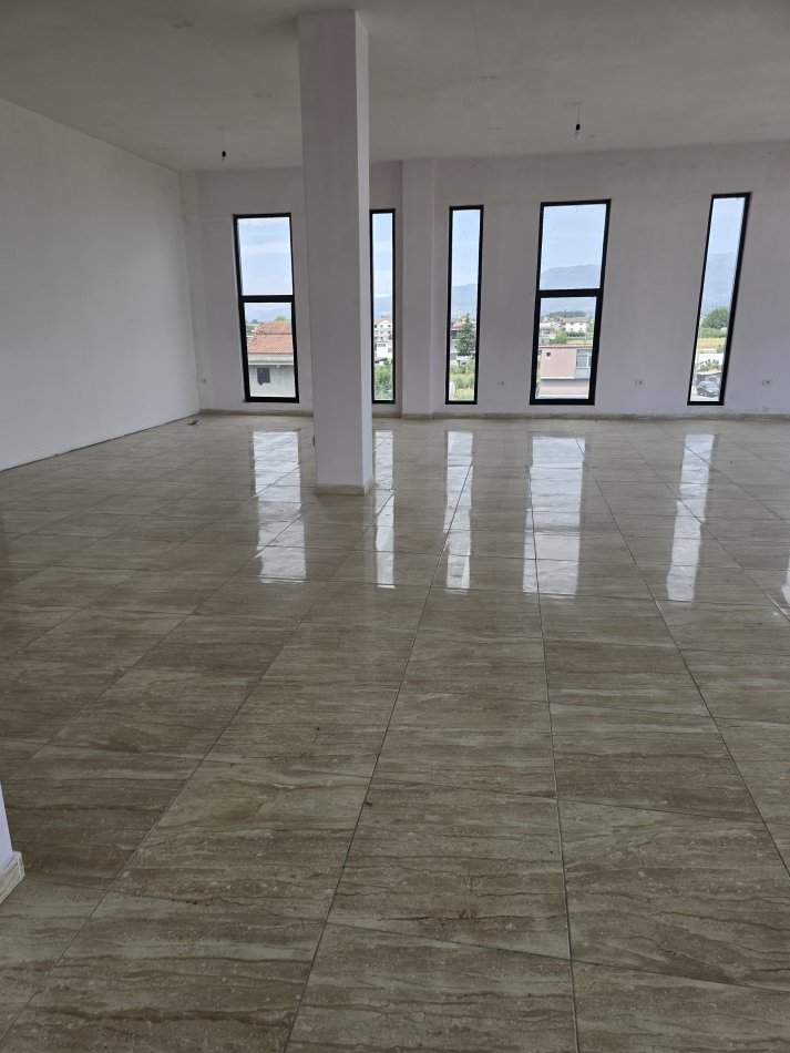 Tirane, jepet me qera magazine Kati 3, 3.000 m² 2.500 € (Laknas Prane Rinasit)