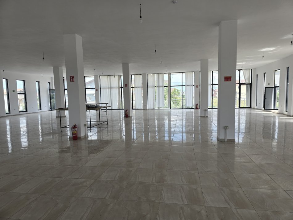 Tirane, jepet me qera magazine Kati 3, 3.000 m² 2.500 € (Laknas Prane Rinasit)