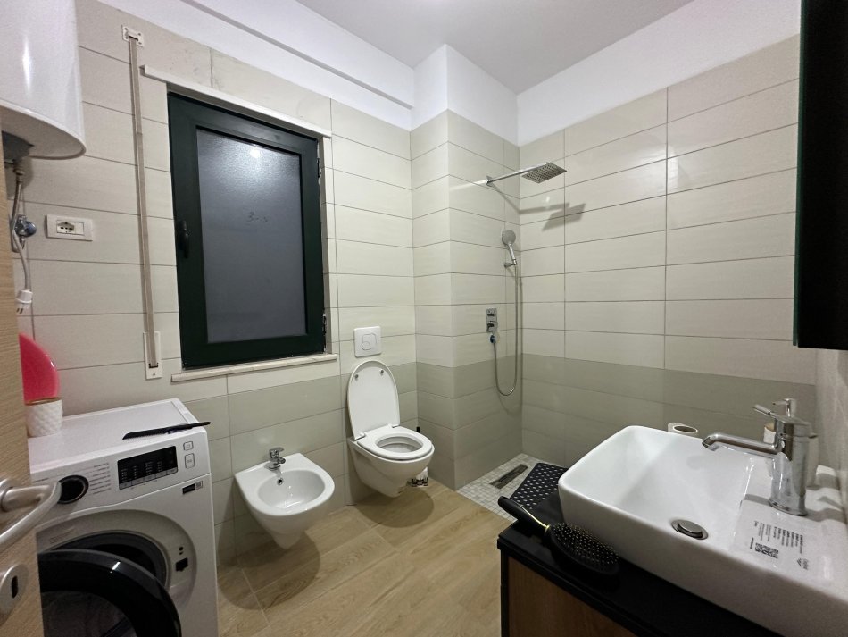 Tirane, jepet me qera apartament 2+1 Kati 4, 105 m² 600 € (UNAZA E RE)