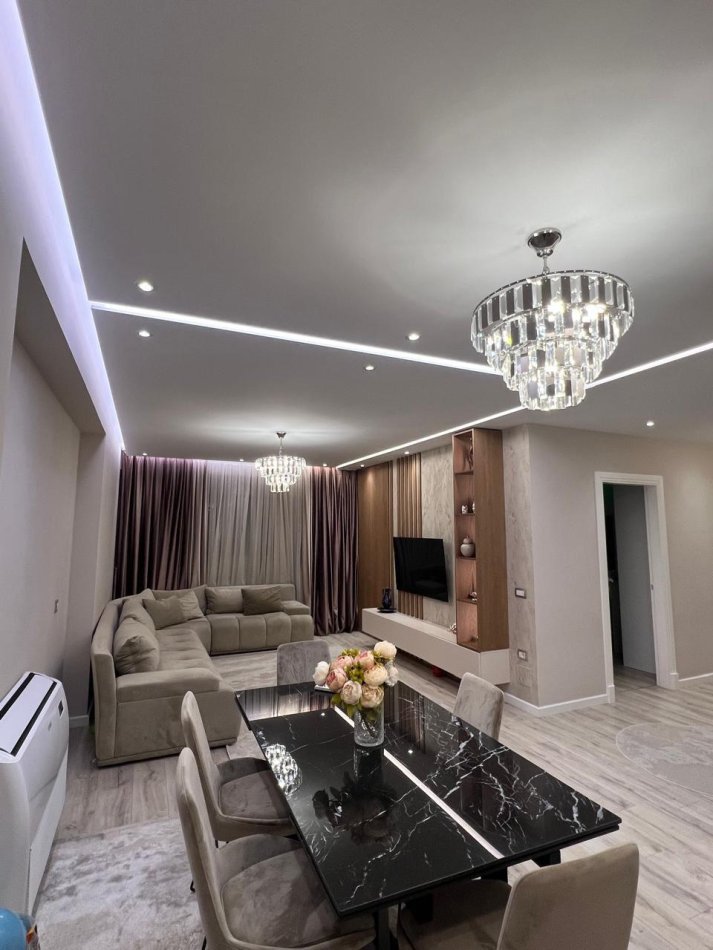 Tirane, jepet me qera apartament 3+1+Aneks+Ballkon Kati 7, 135 m² 1.500 € (Komuna e Parisit)