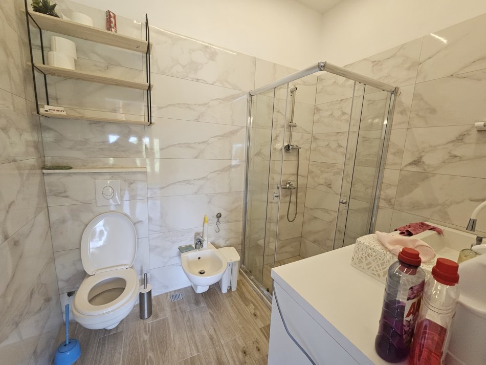 Durres, jepet me qera apartament 2+1 Kati 7, 135 m² 1.000 € (vollga)