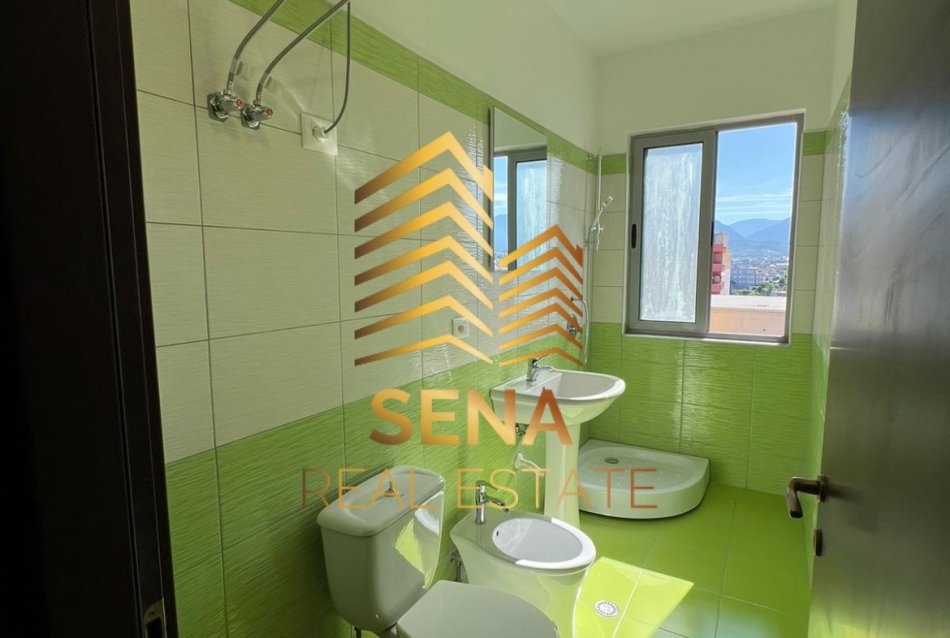 Tirane, jepet me qera apartament 2+1+Ballkon Kati 8, 80 m² 400 € (Rruga Demokracia - Kamez)