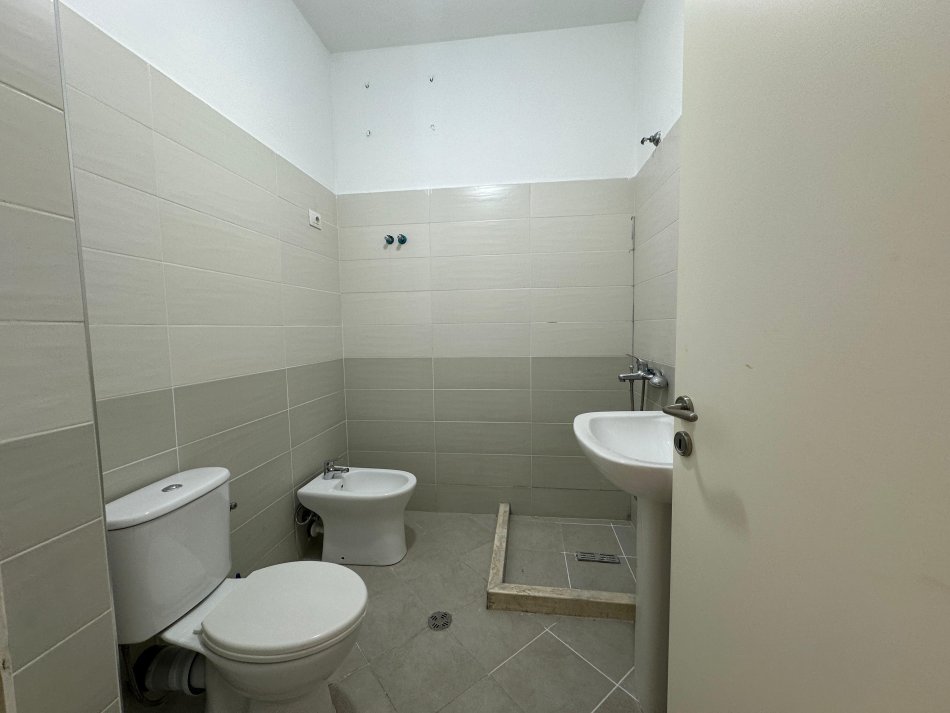 Tirane, shitet apartament 2+1 Kati 2, 101 m² 125.000 € (FRESK)