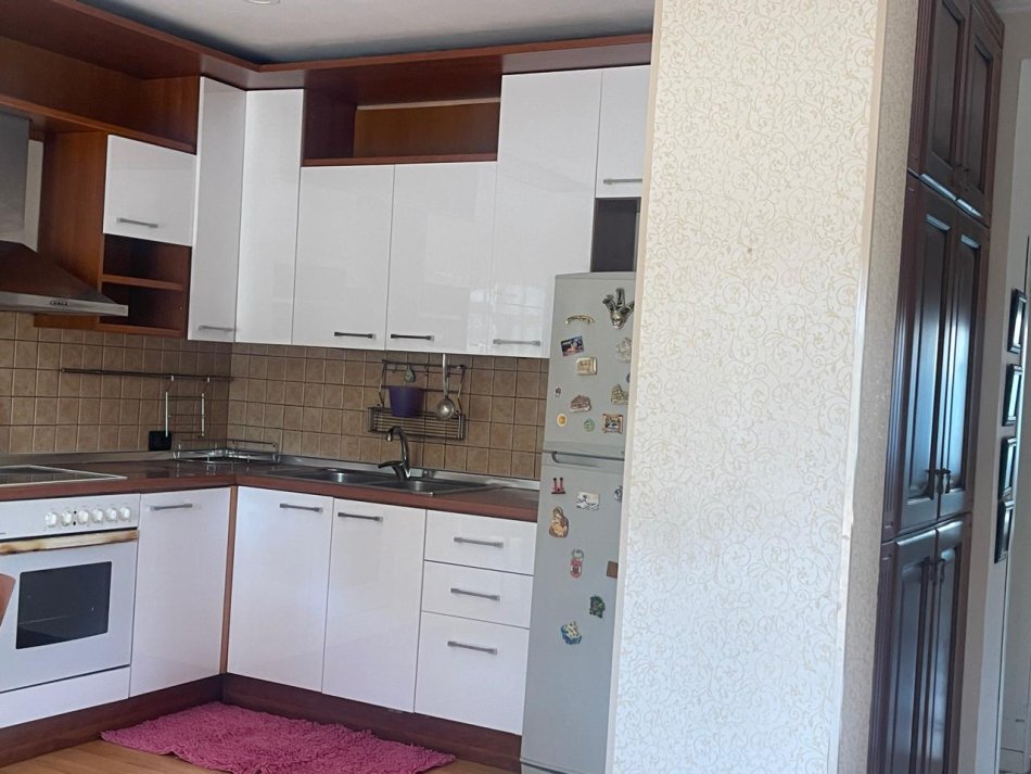 Tirane, jepet me qera 3+1 Kati 3, 130 m² 600 € (Siri Kodra)