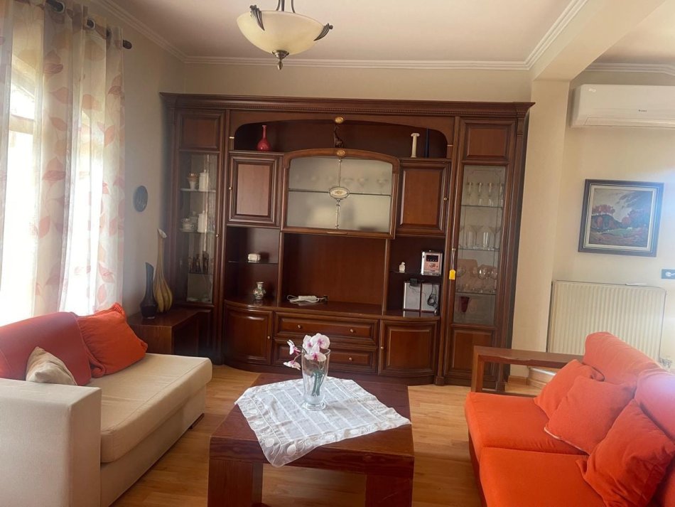 Tirane, jepet me qera 3+1 Kati 3, 130 m² 600 € (Siri Kodra)