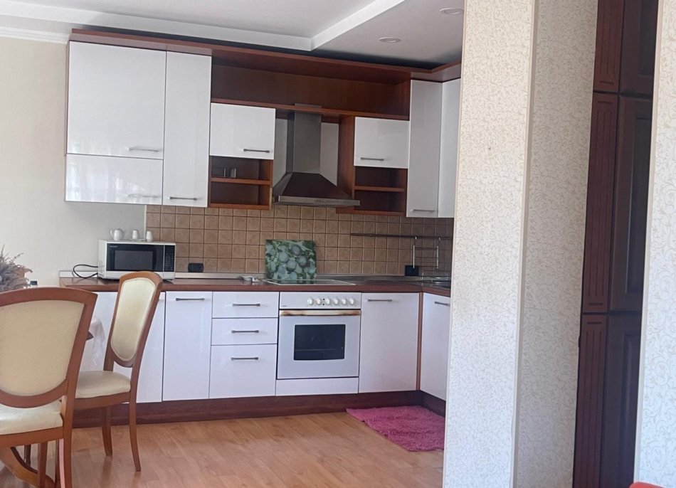 Tirane, jepet me qera 3+1 Kati 3, 130 m² 600 € (Siri Kodra)