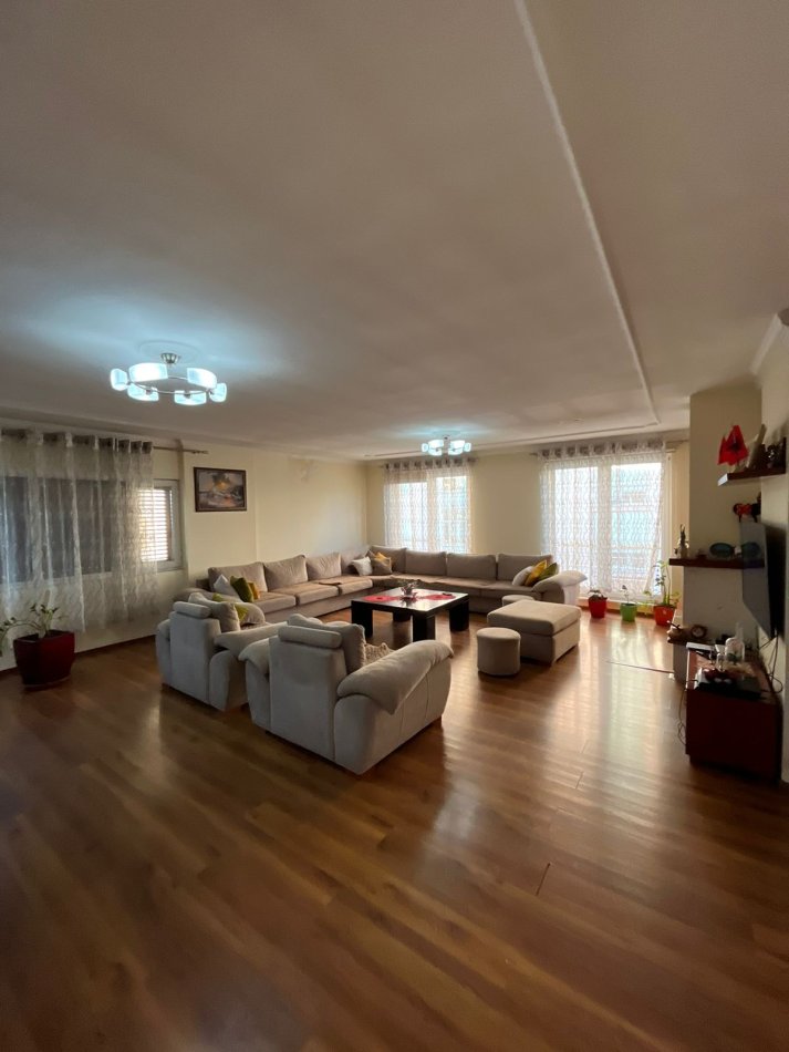 Tirane, shitet apartament duplex 3+1+Ballkon Kati 3, 149 m² 330.000 € (Rruga Dritan Hoxha)