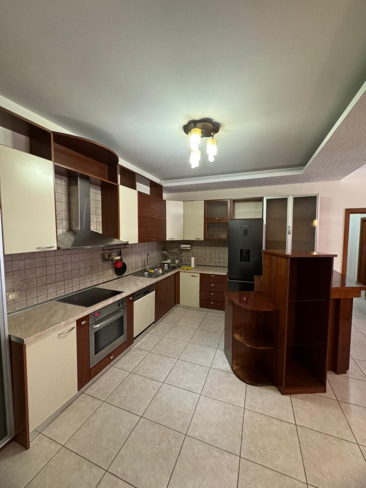 Tirane, jepet me qera apartament 3+1+Aneks+Ballkon Kati 6, 151 m² 750 € (21 Dhjetor)