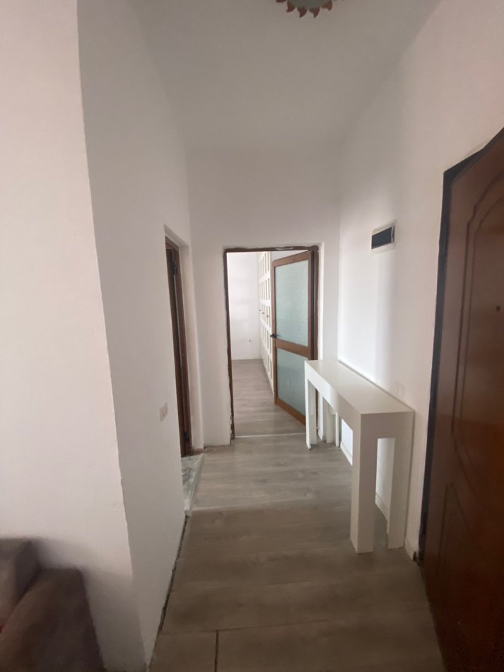 Tirane, jepet me qera 1+1 Kati 4, 70 m² 400 € (Xhamia Medreses)