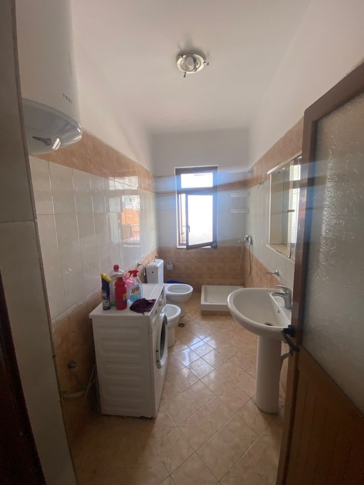 Tirane, jepet me qera 1+1 Kati 4, 70 m² 400 € (Xhamia Medreses)