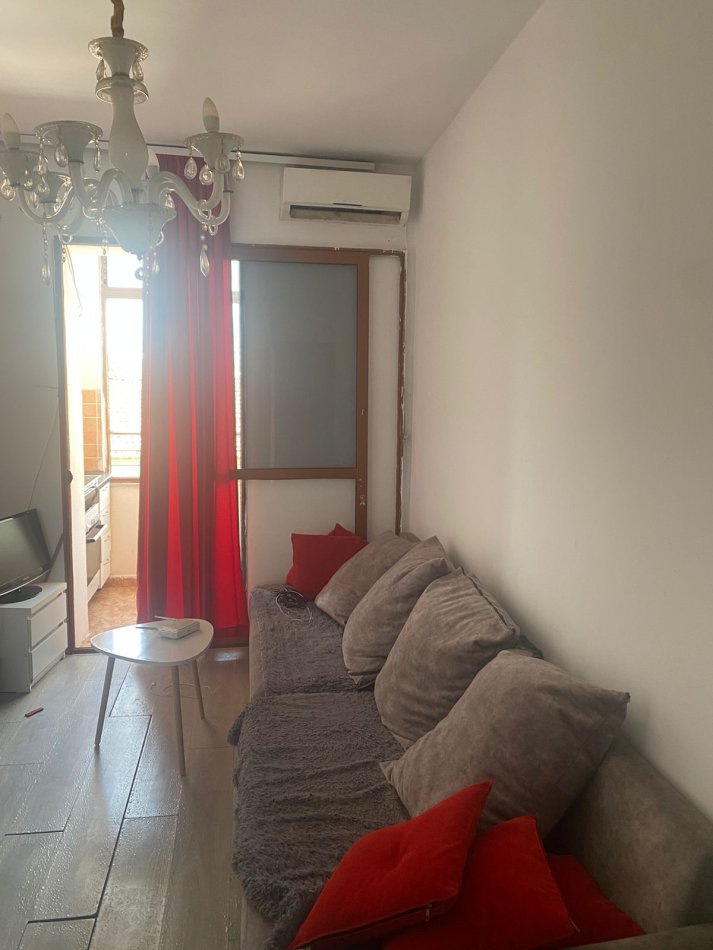 Tirane, jepet me qera 1+1 Kati 4, 70 m² 400 € (Xhamia Medreses)