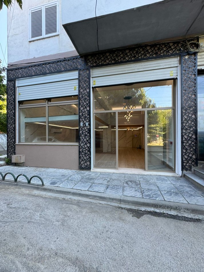 Tirane, jepet me qera ambjent biznesi Kati 0, 80 m² 1.000 € (KOMUNA E PARISIT)