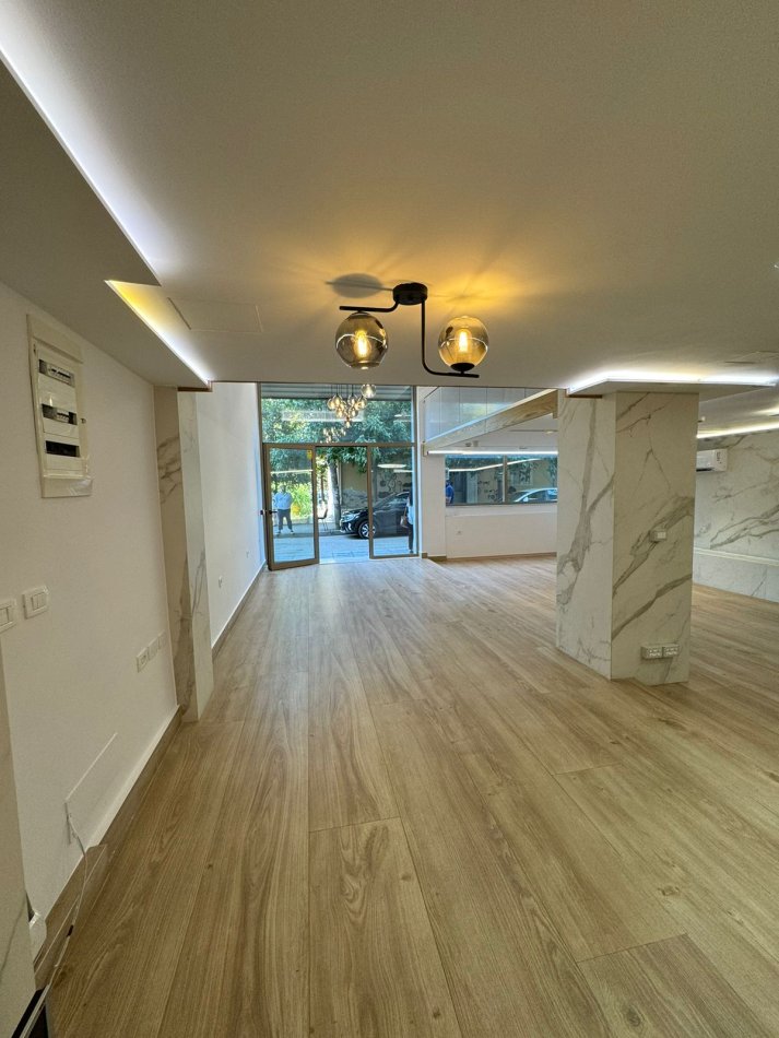 Tirane, jepet me qera ambjent biznesi Kati 0, 80 m² 1.000 € (KOMUNA E PARISIT)