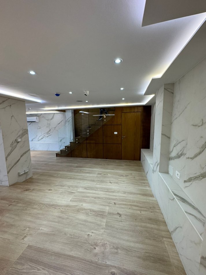 Tirane, jepet me qera ambjent biznesi Kati 0, 80 m² 1.000 € (KOMUNA E PARISIT)