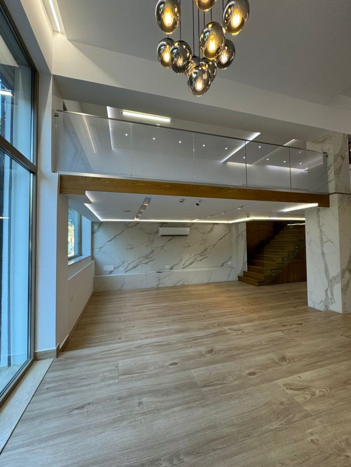 Tirane, jepet me qera ambjent biznesi Kati 0, 80 m² 1.000 € (KOMUNA E PARISIT)