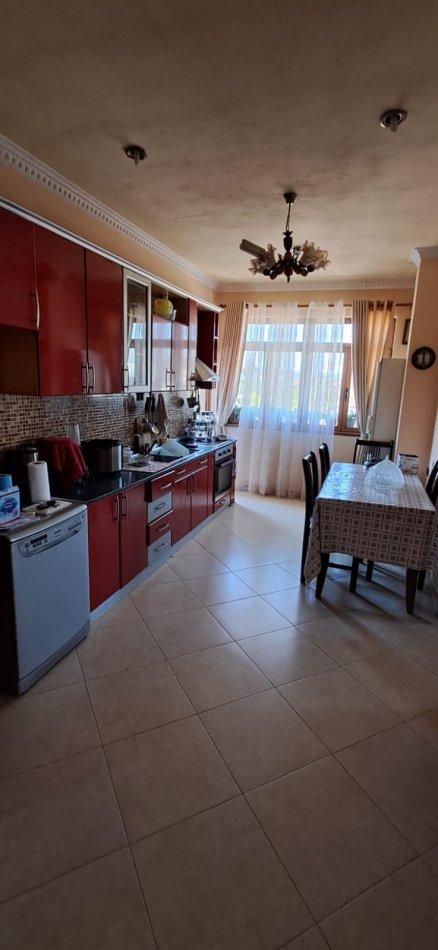 Tirane, jap me qera apartament 2+1+Ballkon Kati 3, 120 m² 400 € (ALI DEM, RRUGA DISHA)