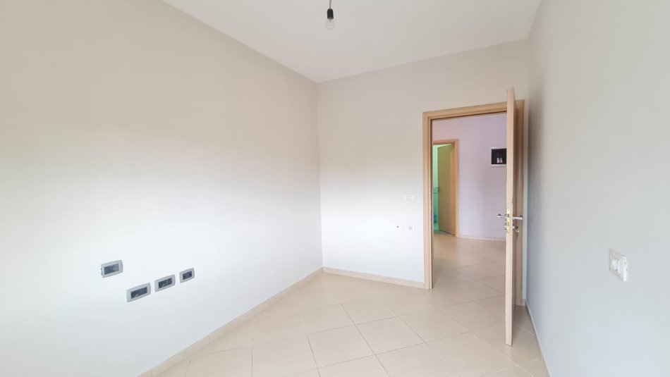 Tirane, Apartament 3+1 + Post parkimi per shitje  Kati 3, 122 m² 320.000 €