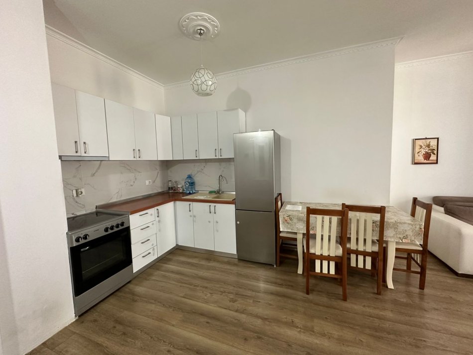 Tirane, jepet me qera apartament 2+1+Ballkon Kati 4, 90 m² 800 € (Komuna Parisit)